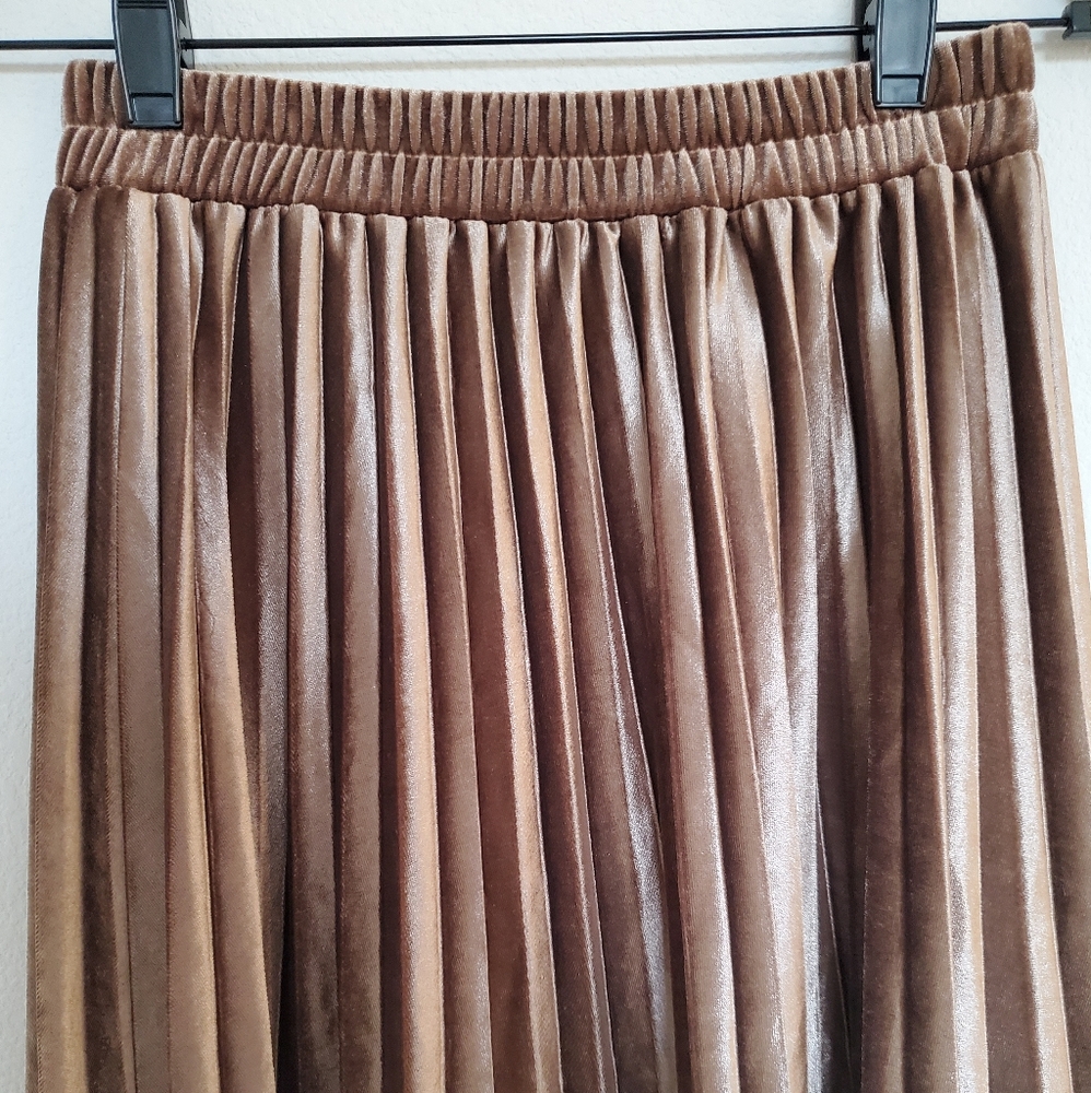 SOLD 🎈NWOT Pleated Metallic Midi Skirt - Picture 5 of 12